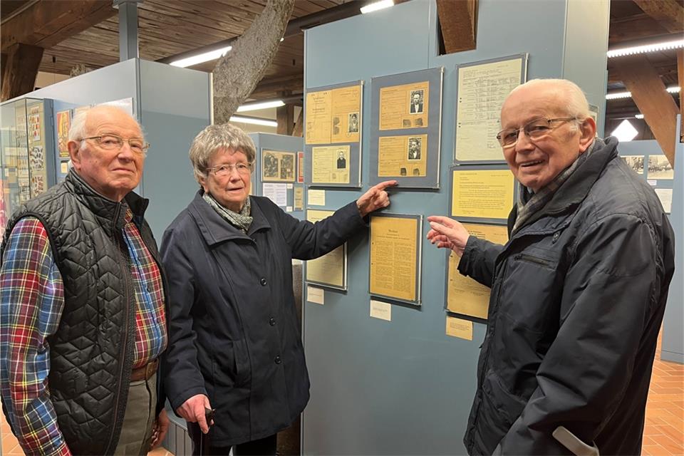 Richard Sühling, Mia Brömmel und Heinrich Droste (von links) schauen sich die Karteikarten im Museum an. 