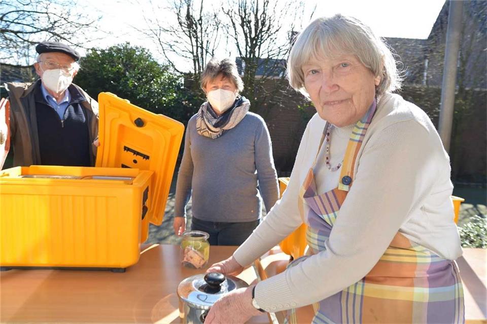 Richard Sühling, Paula Nagel und Margret Sühling (v.l.) haben bei der Aktion der Gemeinde geholfen.