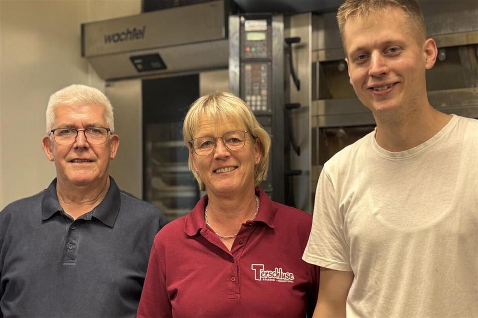 Richard und Irmgard Terschluse geben die Geschäftsführung ihrer Traditionsbäckerei in Oeding ab. David Müggenborg, der schon seit zwölf Jahren als Bäcker im Unternehmen tätig ist, übernimmt die Führung.