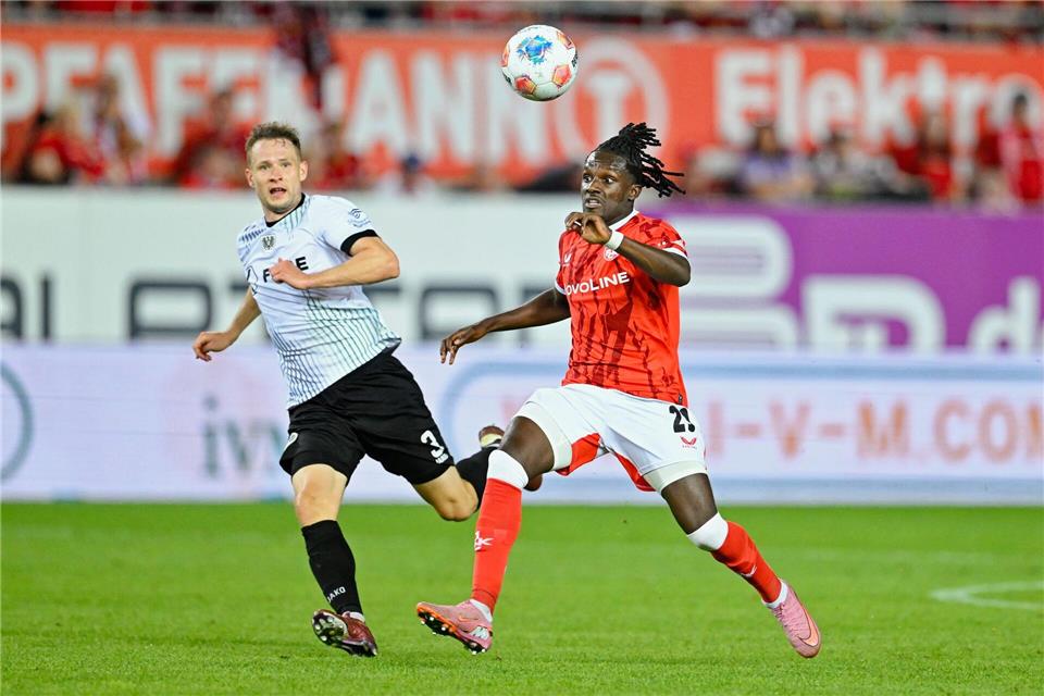 Richmond Tachie (r.)  stürmt jetzt für den 1. FC Magdeburg.Uwe Anspach/dpa