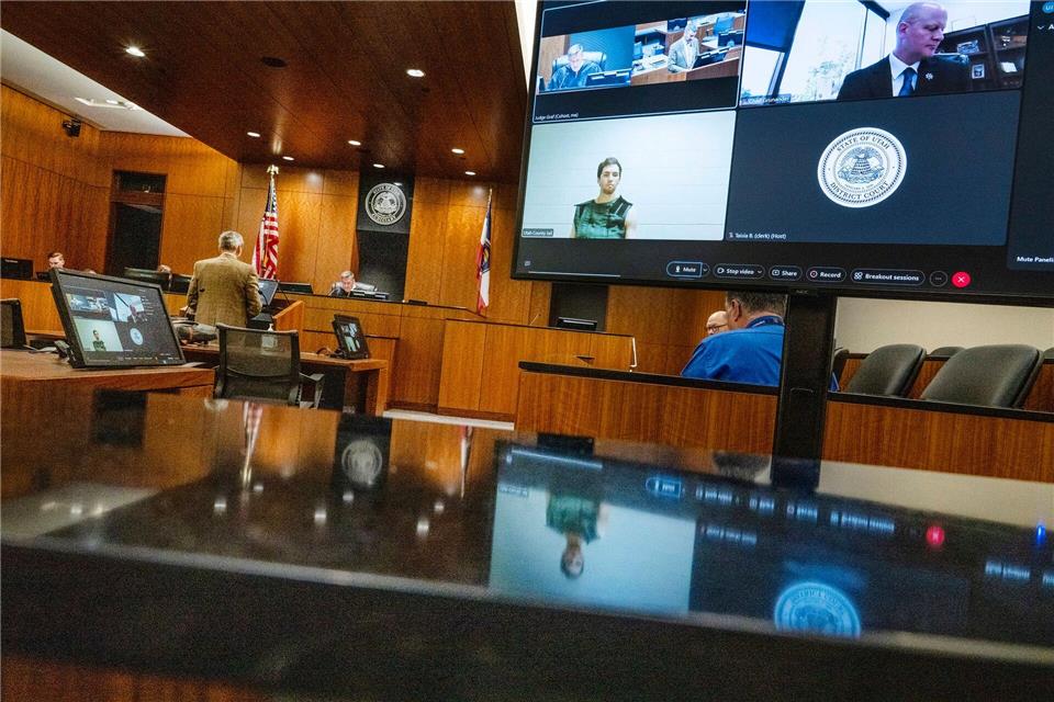 Richter Graf verlas bei der Vorladung erneut die Anklagepunkte. Scott G Winterton/Pool The Deseret News/AP/dpa