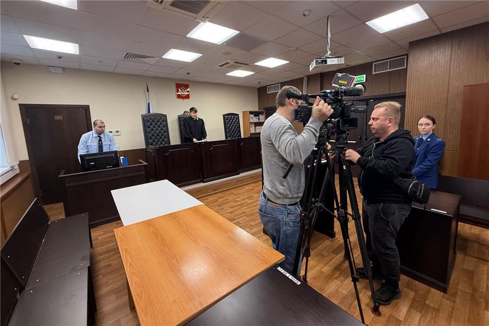 Richter Konstantin Otschirow hat den Prozess gegen den deutschen Bildhauer Jacques Tilly kurz nach dem Auftakt verschoben.Ulf Mauder/dpa