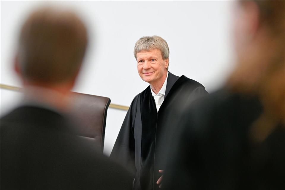 Richter Martin Morlock führt die Verhandlung. (Archivbild)Uwe Anspach/dpa