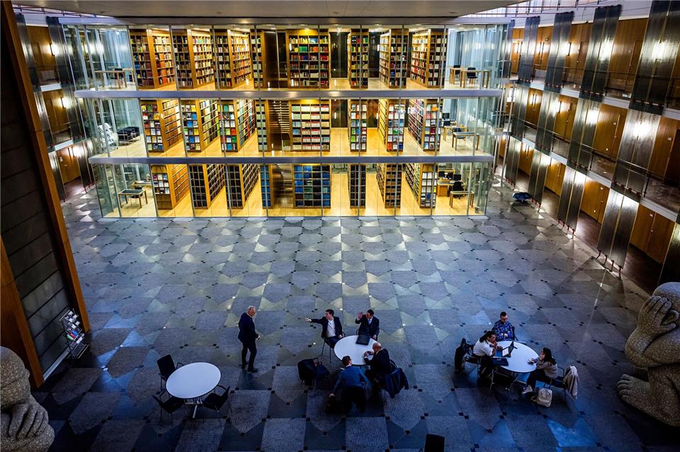 Richter des Oberverwaltungsgerichts für das Land NRW in Münster, hier das Foyer und die Bibliothek, entscheiden über einen Eilantrag der rechtsextremen Partei Die Heimat. (Archivfoto) Lars Berg/dpa
