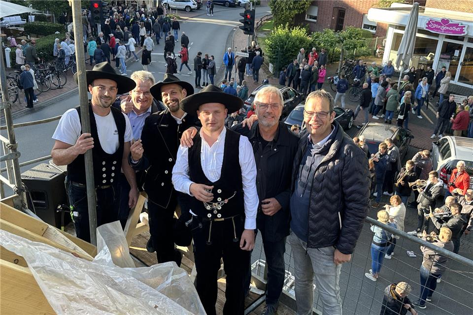 Richtfest am Dorfgemeinschaftshaus in Erle (von links). Max Eckold, Martin Tesing, Alexander Hastreiter, Niklas Walfort, Peter Stöbel und Andreas Grotendorst.