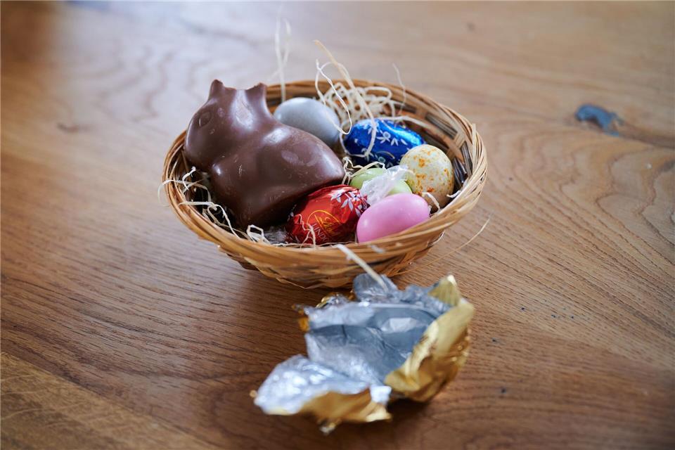 Richtig entsorgen: Glitzernde Alufolie von Schokohasen und Kunststoffverpackungen gehören in die Gelbe Tonne, während Papierverpackungen ins Altpapier wandern.Annette Riedl/dpa