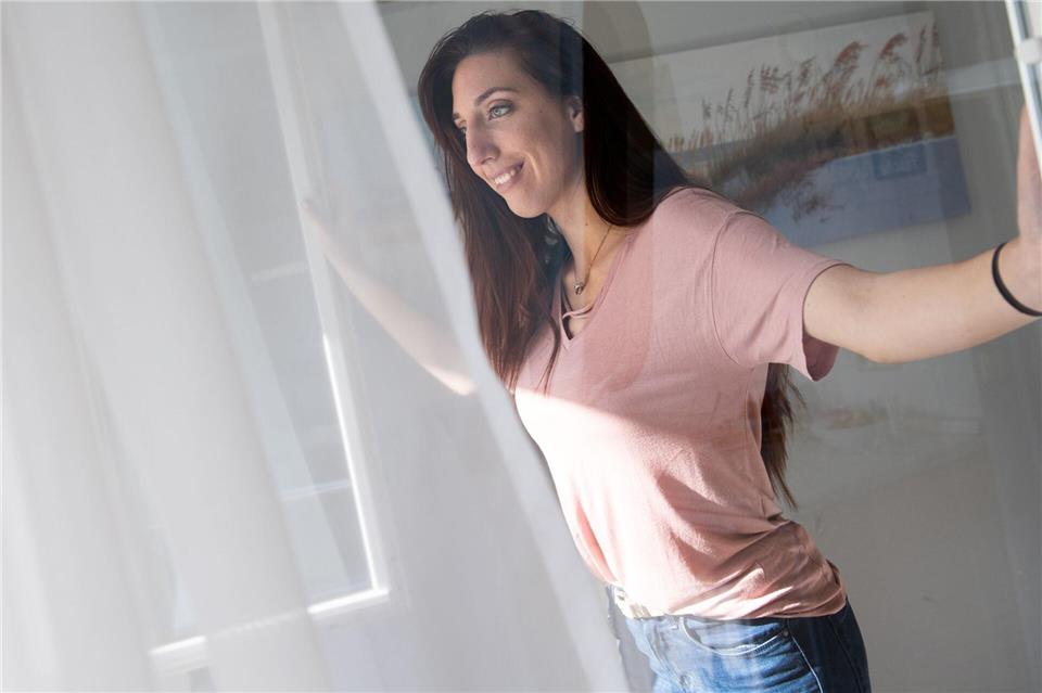 Richtig lüften: Am besten öffnet man die Fenster am frühen Morgen oder abends, wenn es draußen kühler ist als drinnen.Franziska Gabbert/dpa-tmn