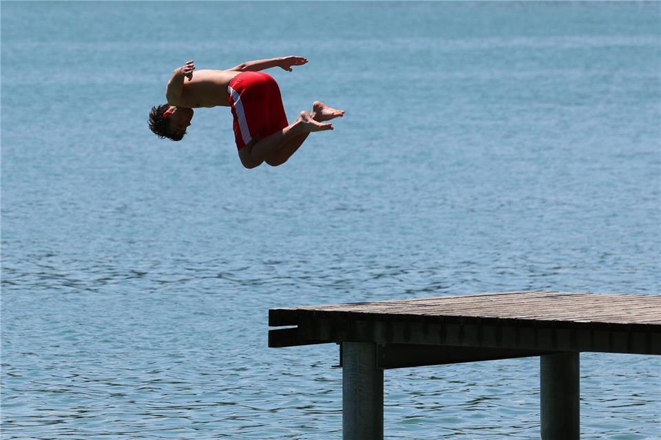 Richtiges Badewetter wird in Bayern nicht erwartet - ein Sprung ins Wasser ist aber trotzdem möglich. (Archivbild)Karl-Josef Hildenbrand/dpa