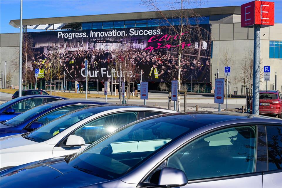 Richtungsentscheidung bei Betriebsratswahl in Grünheide? Die Tesla-Spitze verknüpft den Ausgang mit der Zukunftsentwicklung des E-Autowerks. Patrick Pleul/dpa