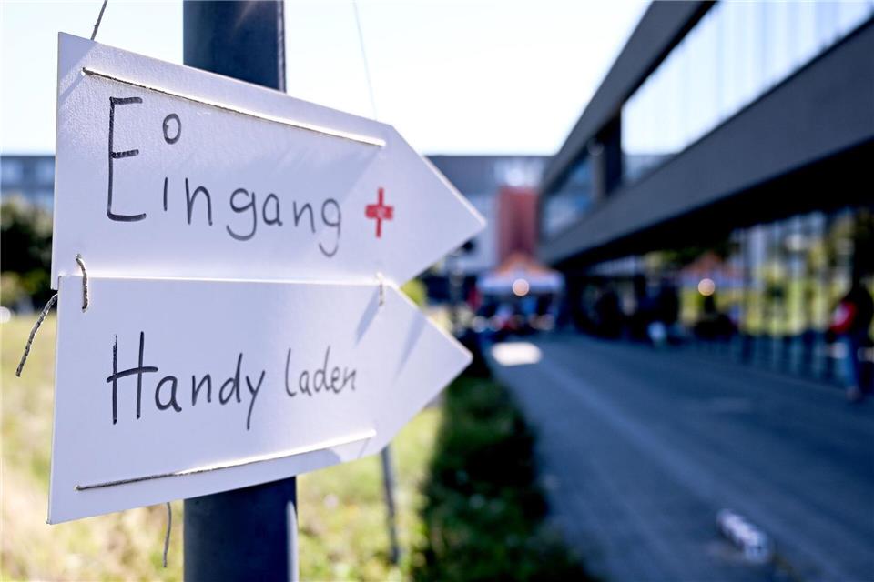 Richtungsschilder zur Ersten Hilfe und zum Handyladen hängen vor dem Technologiepark Adlershof.Britta Pedersen/dpa