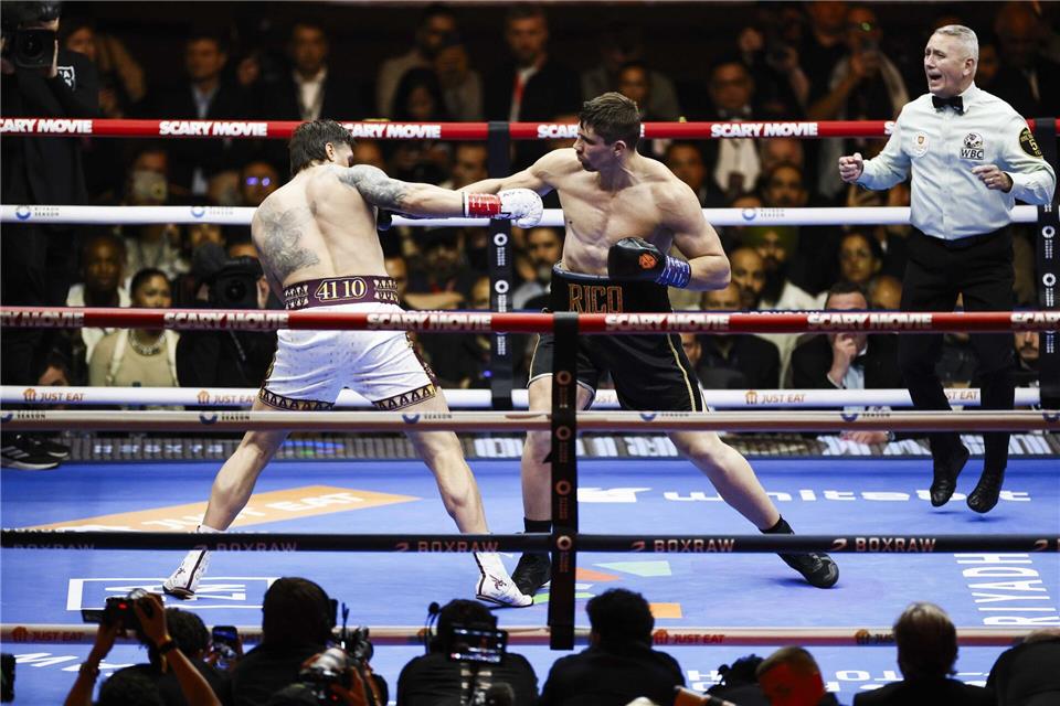Rico Verhoeven im Kampf gegen Oleksandr Usyk an den Pyramiden von Gizeh.Koen Van Weel/ANP/dpa