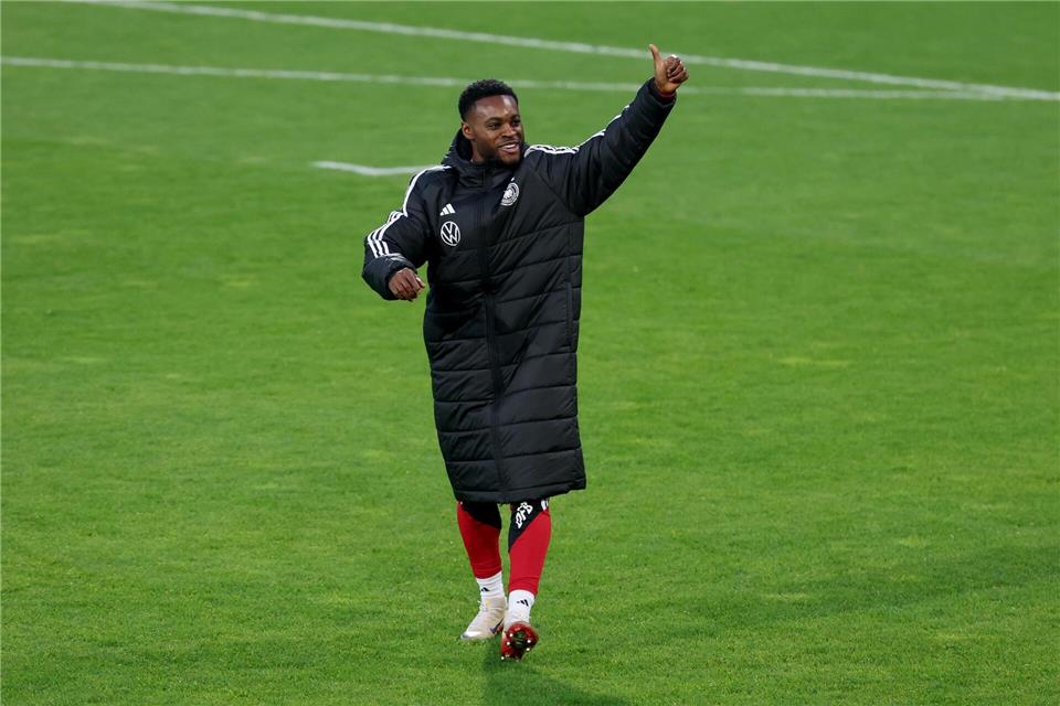 Ridle Baku grüßt beim Training Richtung Tribüne. Christian Charisius/dpa