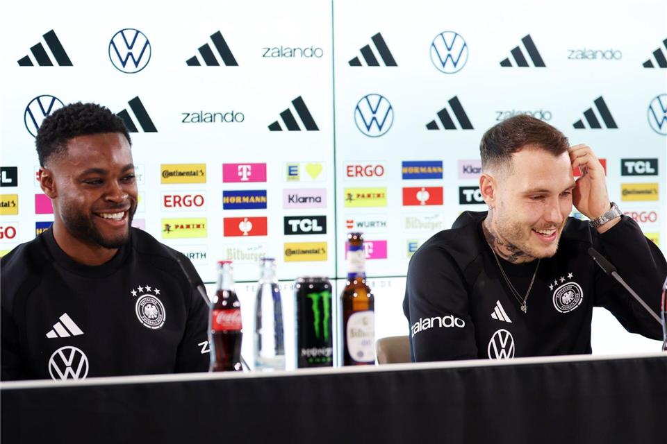 Ridle Baku (l.) und David Raum (r.) sprechen bei der DFB-Pressekonferenz über ihre Rollen. Christian Charisius/dpa