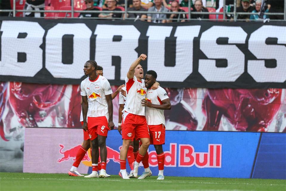 Ridle Baku (r-l, RB Leipzig) jubelt über seinen 1:0-Führungstreffer mit Brajan Gruda und Ezechiel Banzuzi.Jan Woitas/dpa