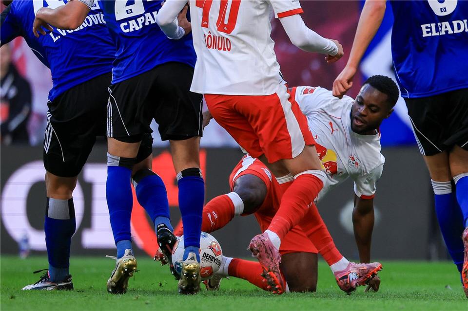 RB Leipzig startet ohne Baku und Werner in Trainingswoche Ridle Baku (unten) muss nach einem Schlag mit dem Mannschaftstraining aussetzen.Jan Woitas/dpa