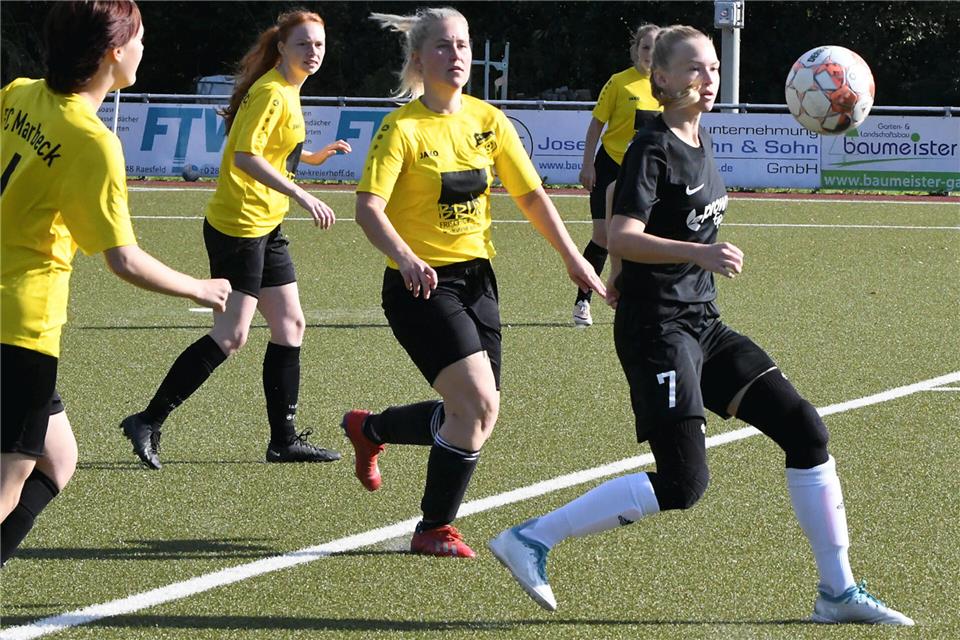 Rieke Bonhoff (rechts) behält auch unter Druck kühlen Kopf. Die junge Raesfelderin erzielte bei der Generalprobe für den A-Liga-Start gegen Rhedes Zweite den Führungstreffer. Endstand: 3:0.