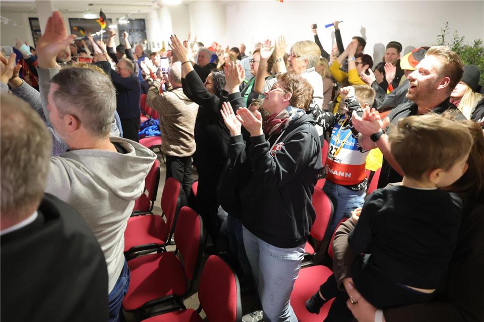 Riesen-Jubel über den Olympia-Sieg von Max Langenhan in der Heimatstadt des Rennrodlers in Friedrichroda. Bodo Schackow/dpa