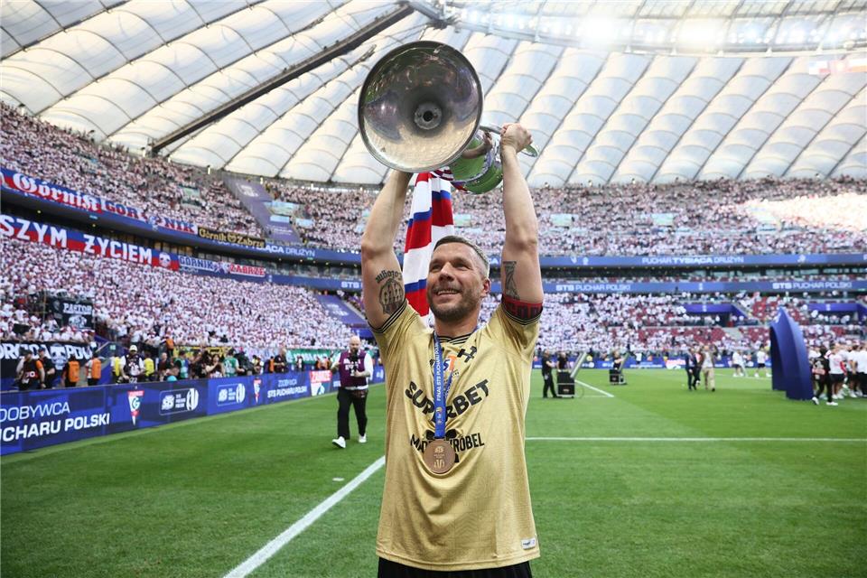 Riesenfreude bei Pokalsieger Lukas Podolski. Leszek Szymanski/PAP/dpa
