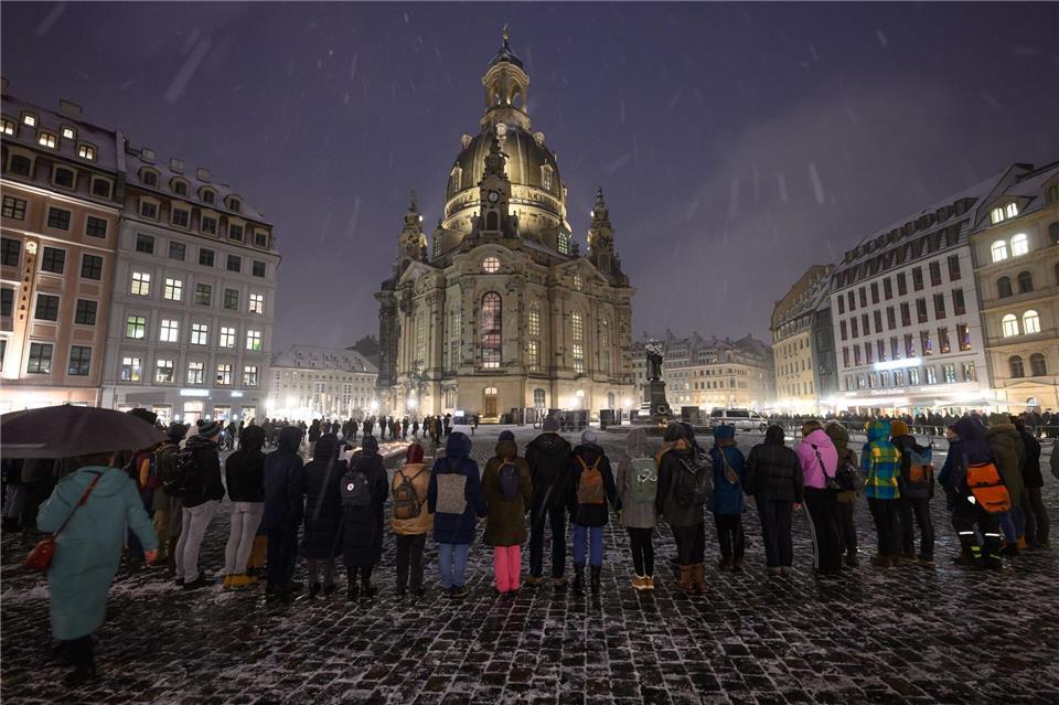 Riesenkerze aus Licht auf dem Dresdner Neumarkt vor der FrauenkircheRobert Michael/dpa