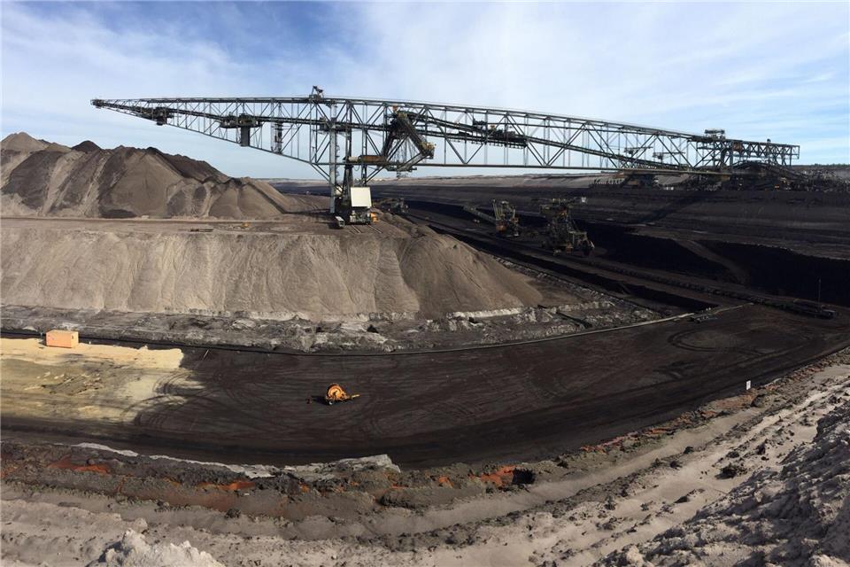 Riesenmaschine: die Abraumförderbrücke F60 im Tagebau Welzow-Süd.Doreen Garud/dpa/dpa-tmn