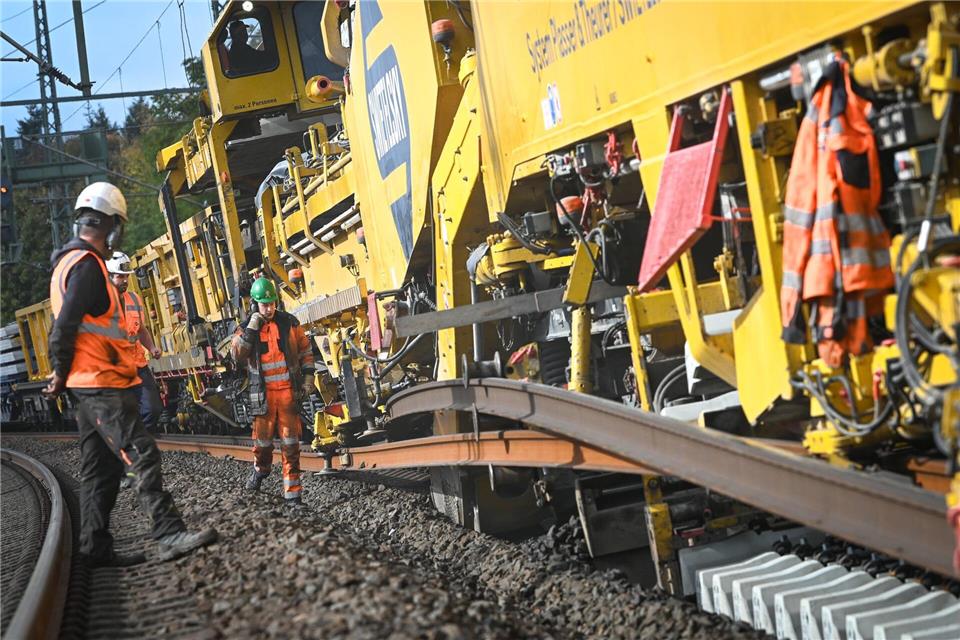 Riesige Gleisbaumaschine: Die RU 800 tauscht vollautomatisch Schwellen und Schienen aus.Heiko Rebsch/dpa