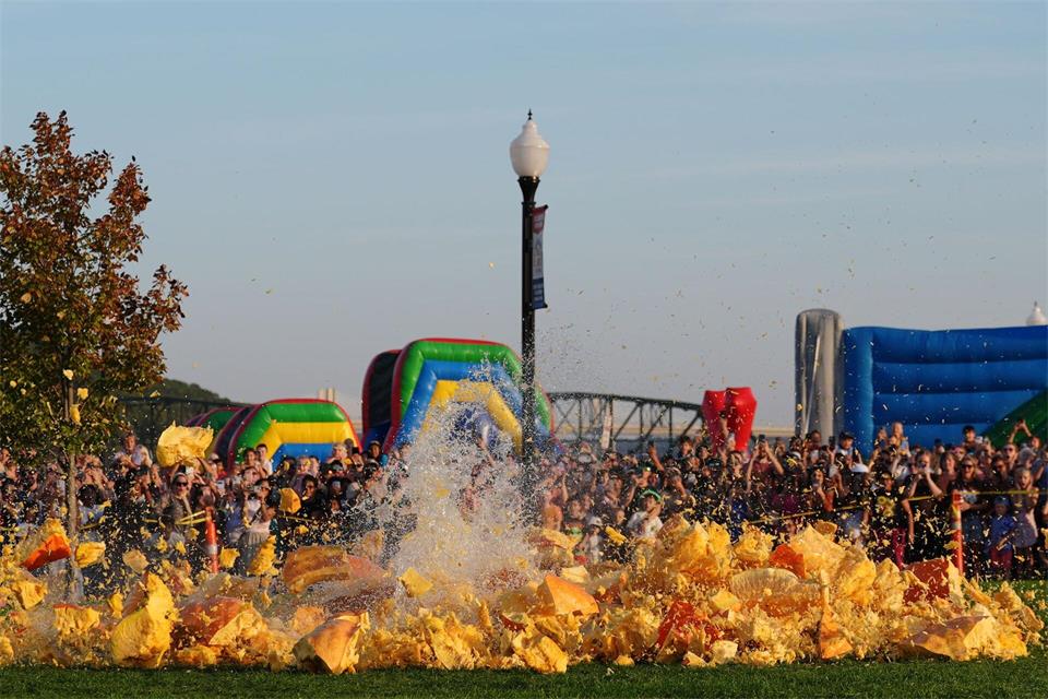 Riesige Kürbisse zerschellen auf dem Boden, nachdem sie während des jährlichen Erntefestes Stillwater im US-Bundesstaat Minnesota von einem Kran fallengelassen wurden.Ellen Schmidt/AP/dpa