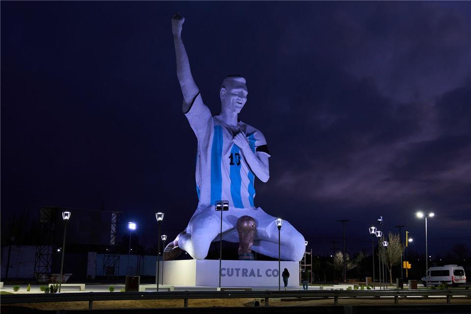 Riesige Messi-Statue in Cutral Co in Patagonien.Nestor Ponce/AP/dpa