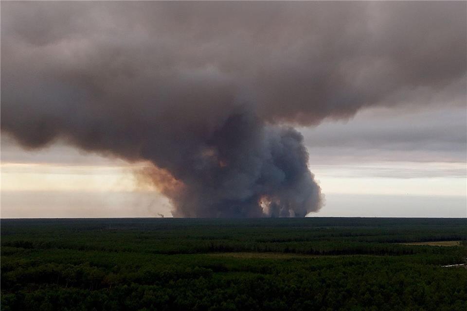 Riesige Rauchschwaden des Brandes in der Küstenregion waren auch von Bordeaux aus zu sehen.Romain Perrocheau/AFP/dpa