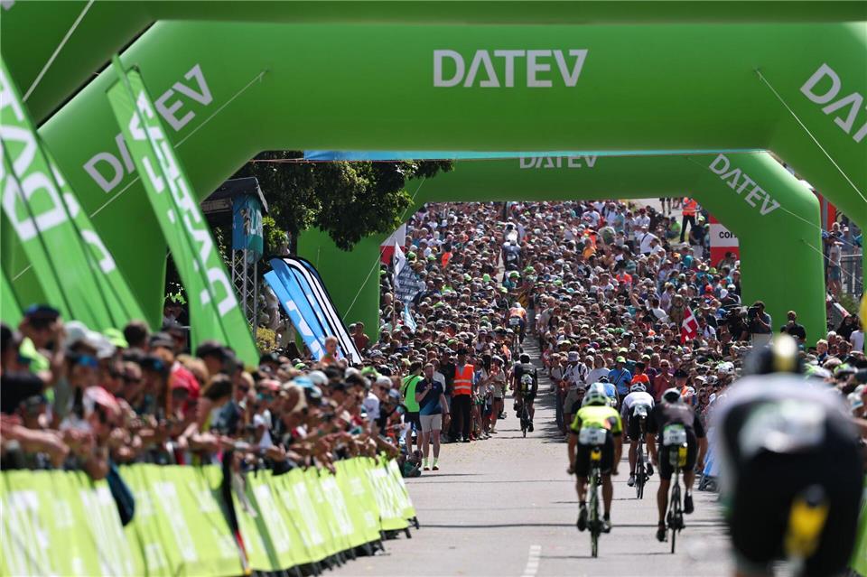 Riesige Stimmung an der Triathlonstrecke in Roth.Daniel Karmann/dpa