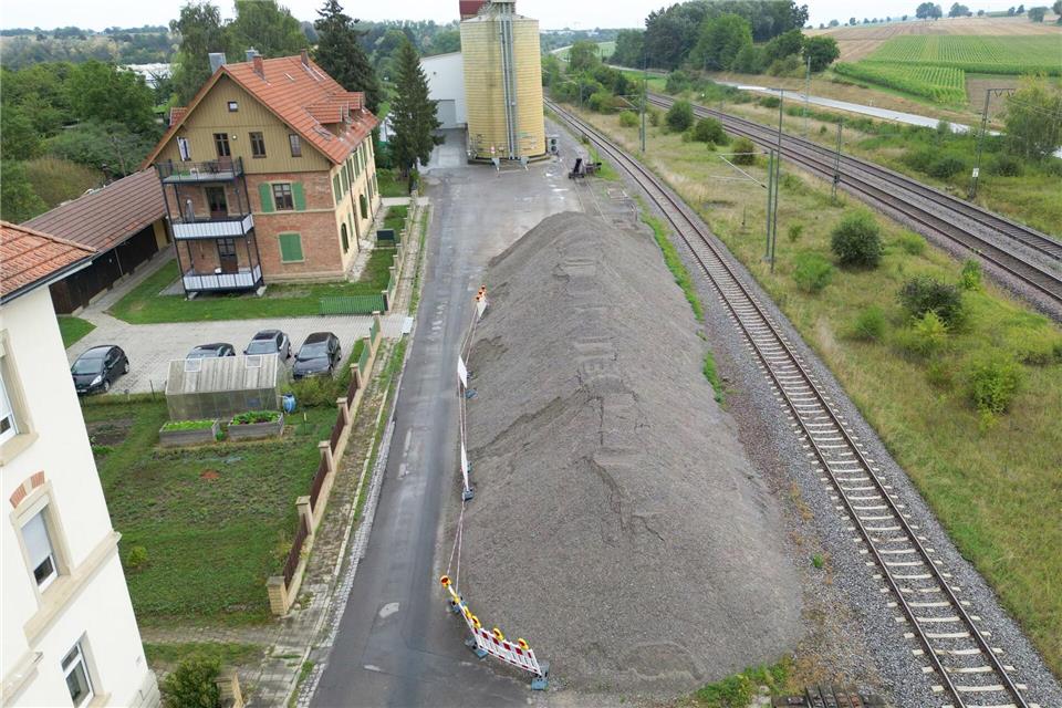 Riesiger Sandhaufen vor den Häusern.Bernd Wei�brod/dpa