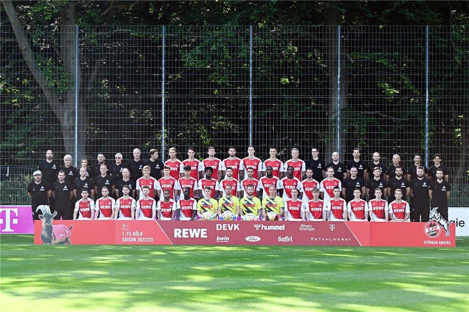 Rijad Samjic steht in der mittleren Reihe als Achter von links aus gesehen.