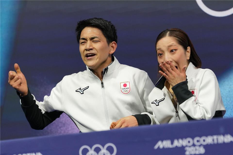 Riku Miura und Ryuichi Kihara konnten ihren Olympiasieg kaum fassen.Francisco Seco/AP/dpa
