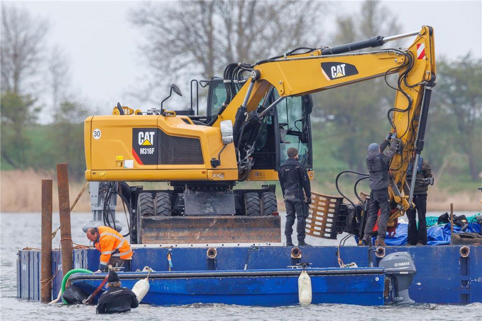 Rinne für den gestrandeten Buckelwal wird frei gespült.Jens Büttner/dpa
