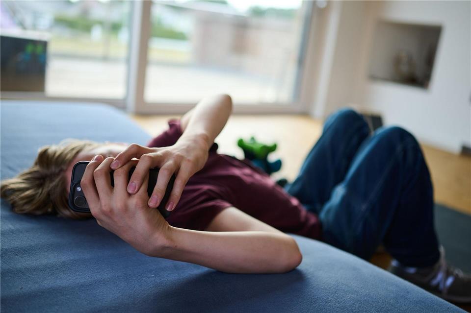 Risiken von Social-Media-Trends: Viele Kinder nehmen aus sozialem Druck an gefährlichen Challenges teil.Annette Riedl/dpa/dpa-tmn