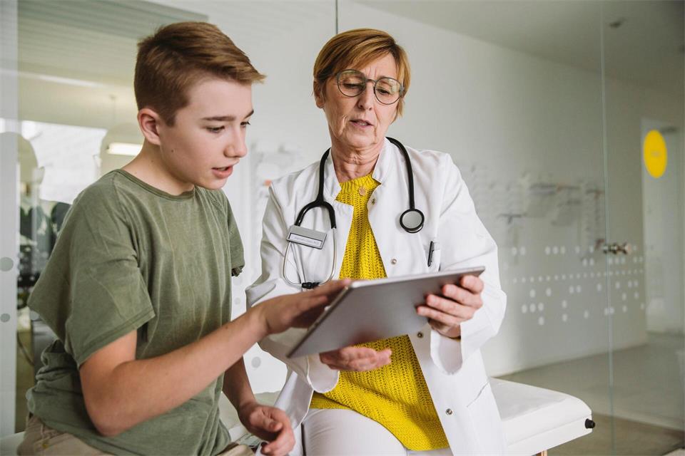 Risiko für frühzeitige Herzinfarkte: Von einer Familiären Hypercholesterinämie betroffene Kinder weisen sehr hohe LDL-Werte auf.picture alliance / Westend61