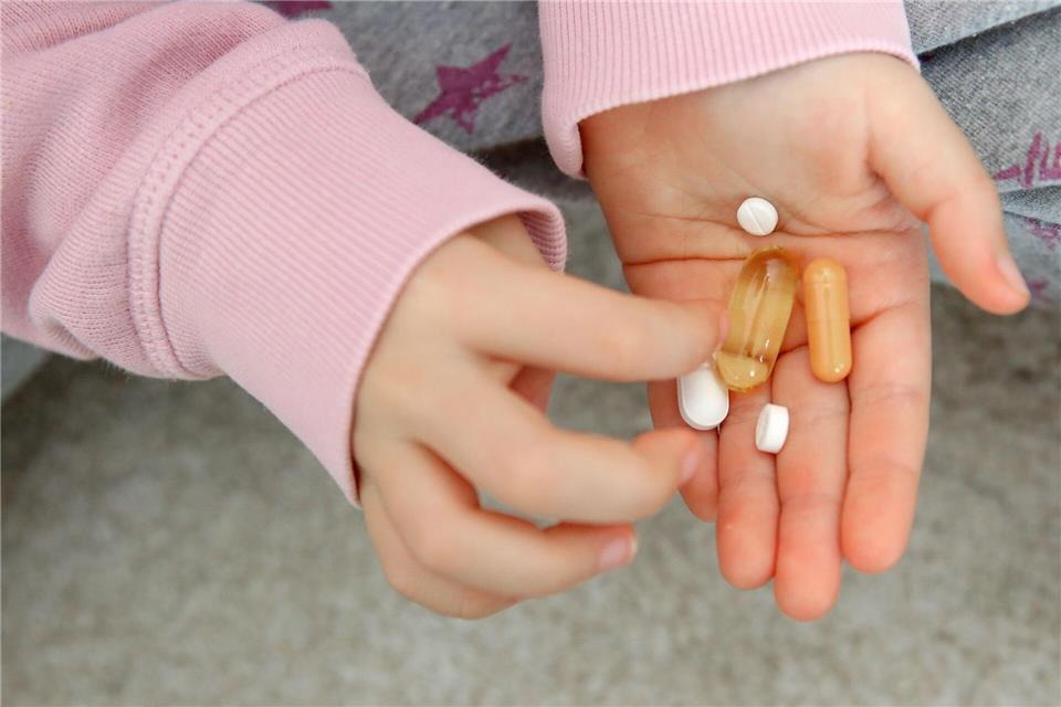 Riskante Neugier: Medikamente sollten nicht in Griffweite von Kindern abgelegt werden.Mascha Brichta/dpa-tmn