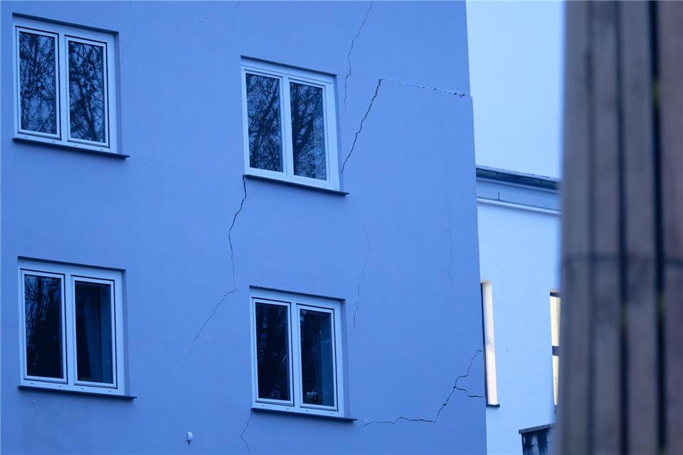 Risse in der Fassade deuten auf die Schäden an einem Wohnhaus in Wuppertal hin. (Archivfoto)Henning Kaiser/dpa