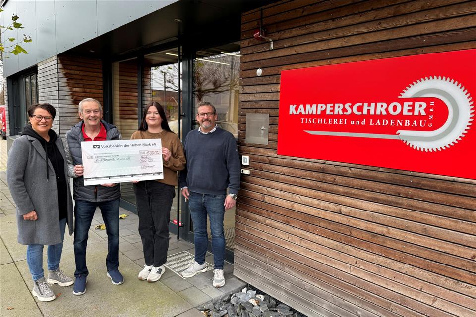 Rita Damm und Burkhard Mudrack von der Kinderkrebshilfe Weseke) bedanken sich bei Alina und Michael Kamperschroer für die Spende (v.l.).