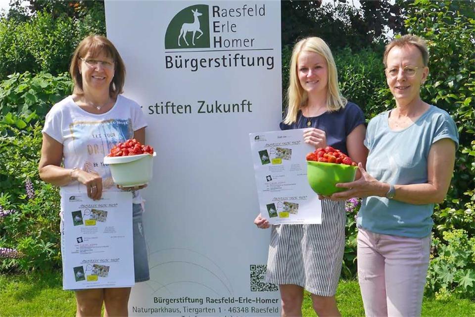 Rita Grömping, Julia Gesing und Jutta Bonhoff (v. l.) freuen sich auf das Frühstück im Freien.