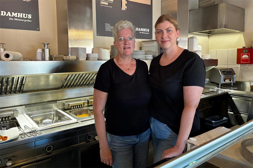 Rita und Franziska Dille führten den Imbiss acht Jahre gemeinsam. Seit 18 Jahren gibt es die Velener Grillstube.