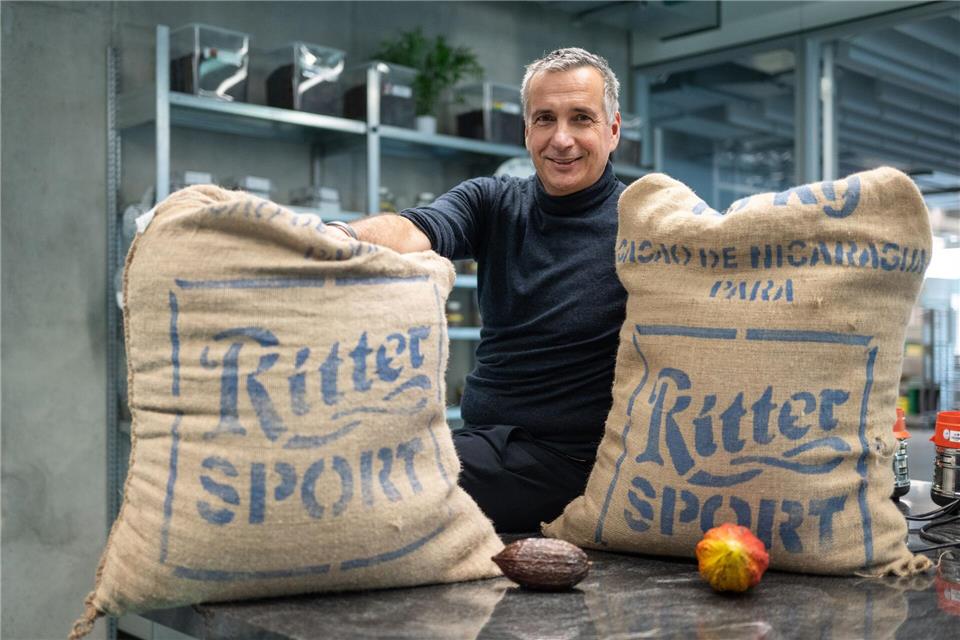 Ritter-Sport-Chef Ronken: Massive Kostensteigerungen - zum Beispiel für Kakao - wirkten sich mit voller Wucht auf das Ergebnis aus. (Archivbild)Marijan Murat/dpa