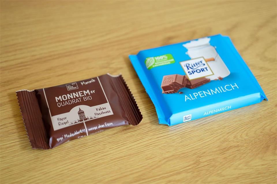 Ritter Sport sieht durch den Haferriegel „Monnemer Quadrat Bio“ nach eigenen Angaben seine Marke bedroht. (Archivbild)Uwe Anspach/dpa