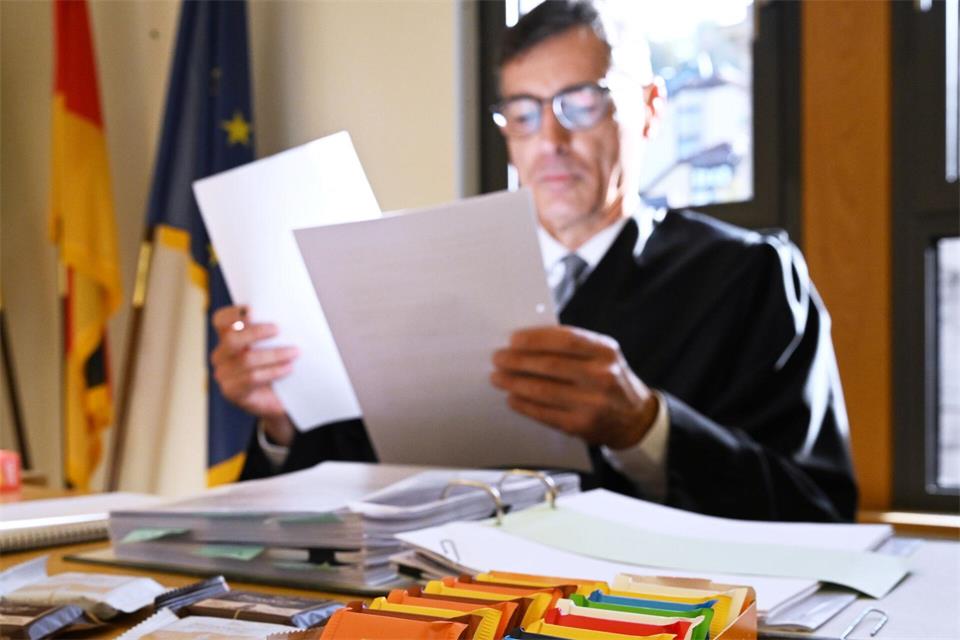 Ritter Sport sitzt im schwäbischen Waldenbuch - hier der Anwalt des Unternehmens, Andreas Schabenberger, im Gerichtssaal.Bernd Weißbrod/dpa