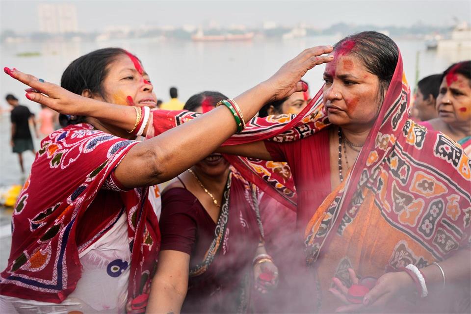 Rituale in Rot: Hindus feiern am Hooghly-Fluss in IndienBikas Das/AP/dpa