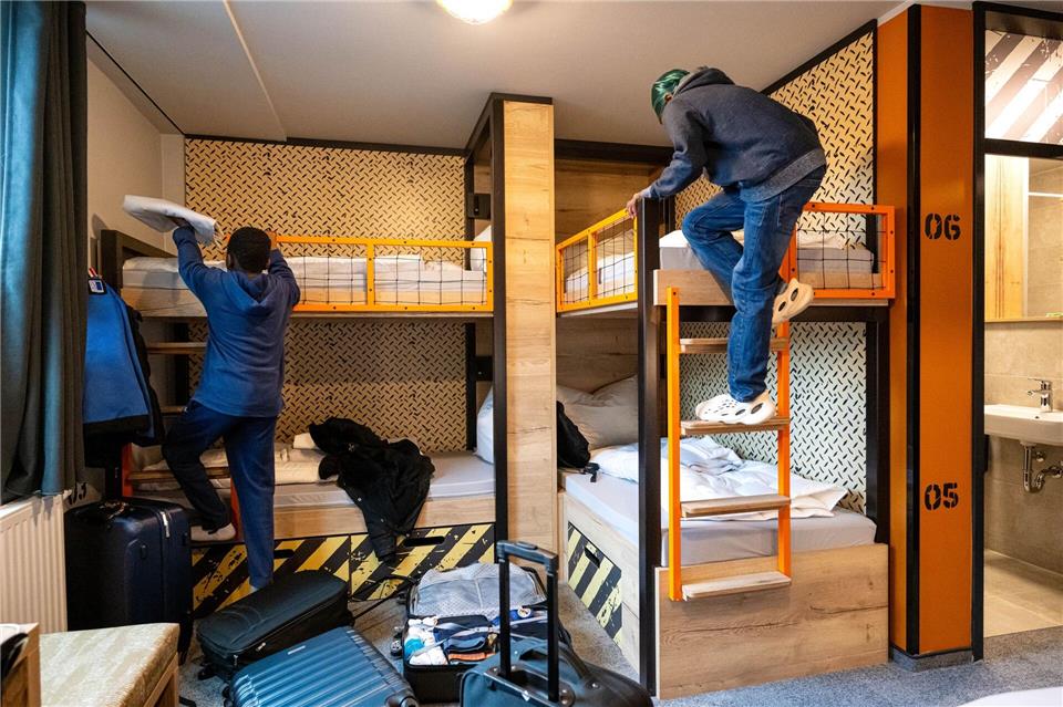 Rituale und guter Schlaf sind auch auf Klassenfahrt entscheidend: Sind Kinder müde oder hungrig, kommt oft doch etwas Heimweh hoch.picture alliance/dpa