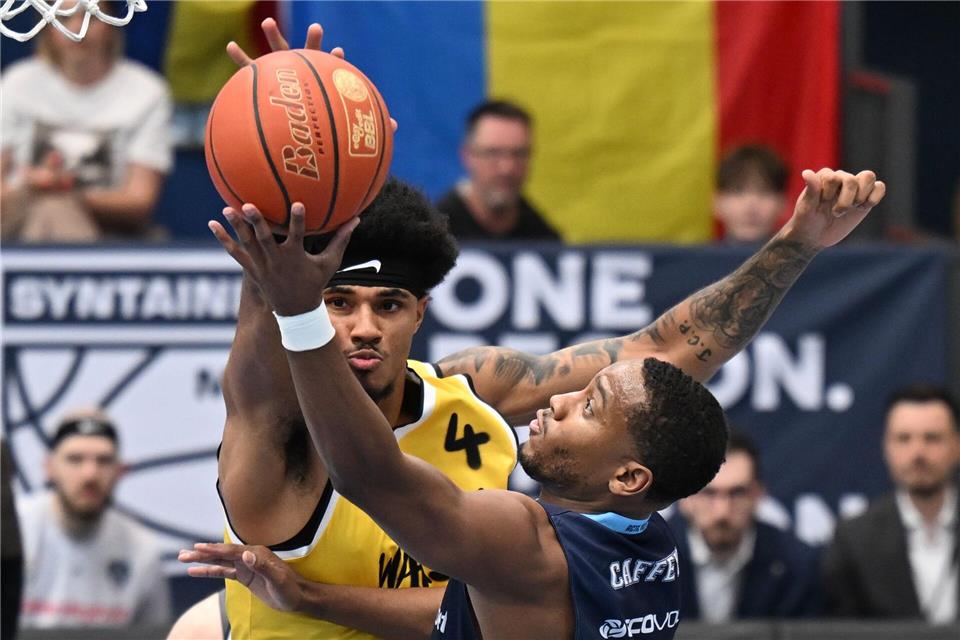 Rivaldo Soares (l) erreichte mit Warschau überraschend das Finale.Hendrik Schmidt/dpa