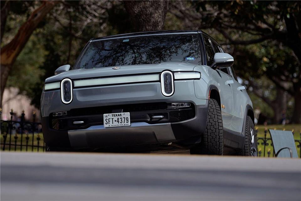 Rivian fordert mit seinen Fahrzeugen Tesla in den USA heraus. (Archivbild)Eric Gay/AP/dpa