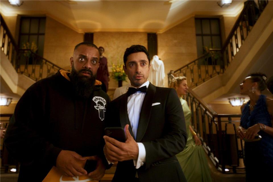 Riz Ahmed (r) will als Shah Latif der nächste James Bond werden. Guz Khan (l) spielt seinen Cousin Zulfi, der einen Taxiservice gründen will.-/Prime Video/dpa