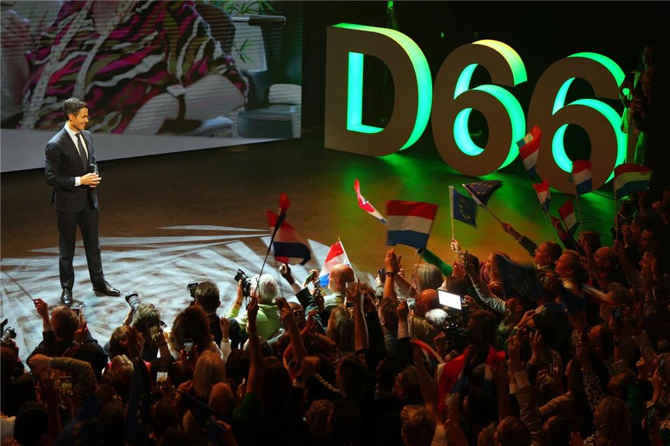 Bilder des Tages  Rob Jetten, Vorsitzender der Mitte-Links-Partei D66, spricht auf der Bühne während bei einer Wahlveranstaltung während der Parlamentswahlen.Peter Dejong/AP/dpa