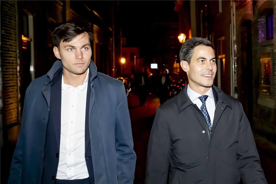 Niederlande bekommen wohl einen First Gentleman Rob Jetten (r), Vorsitzender der Partei D66, trat am Wahlabend mit seinem Verlobten Nicolás Keenan auf.Robin Utrecht/ANP/dpa